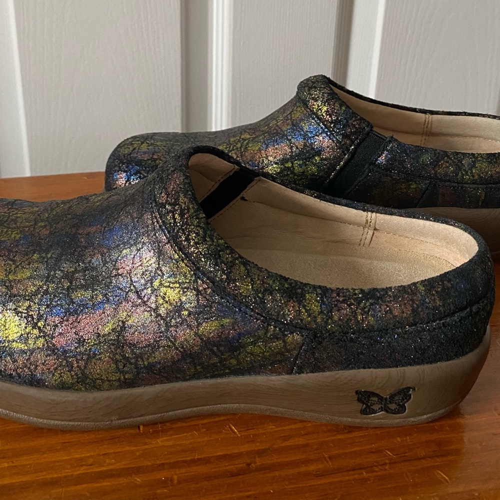 Woman’s clogs/mules size 7.